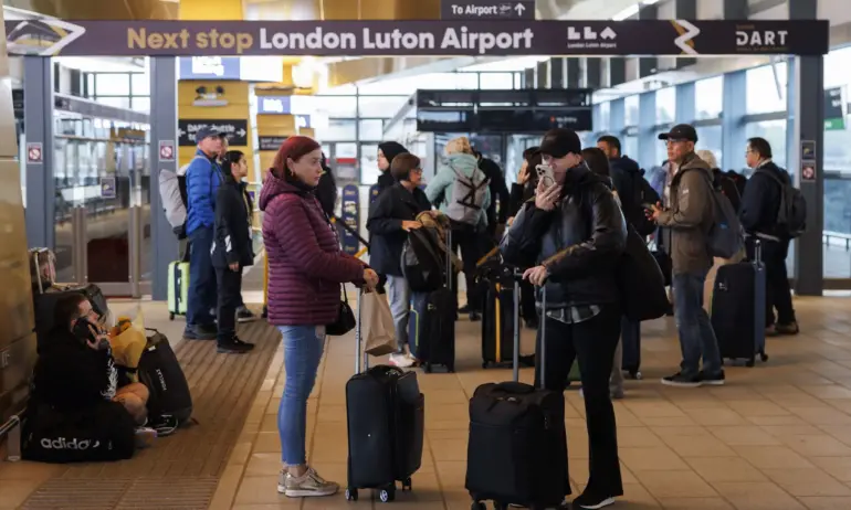 Забрана за влизане в Европа: 2,4 милиона британци паднаха в капана на паспортния хаос след Брекзит - Tribune.bg