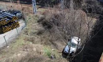 Кола падна от мост, трима са пострадали в Дупница