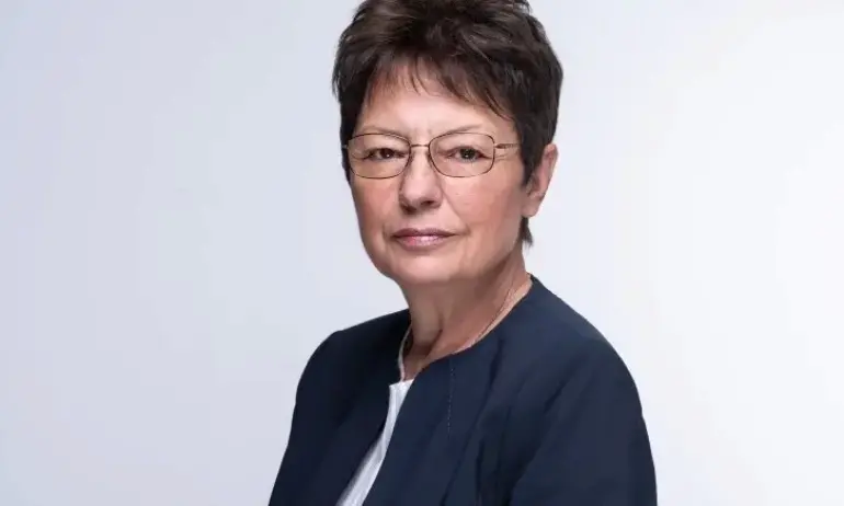 Ирена Анастасова: Обществото и до ден днешен не подпомага труда на учителите в масовия случай - Tribune.bg