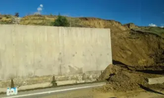 Подпорна стена на АМ Струма се срути върху пътното платно в посока София (СНИМКИ)