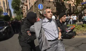 Арести, сблъсъци и искания за оставка за трети ден в Ереван (СНИМКИ)