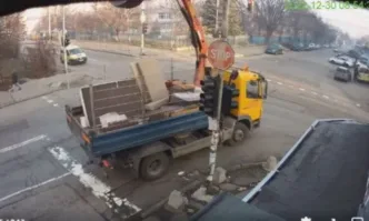 Камион с вдигнат кран и кофа свлече светофари на кръстовище в Люлин (ВИДЕО)