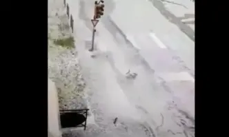 Буря удари град Удине в Италия – улиците се покриха с дебел слой лед (ВИДЕО)
