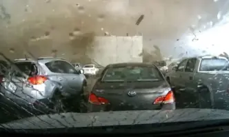 Видеорегистратор показва как торнадо унищожава сграда в Небраска (ВИДЕО)
