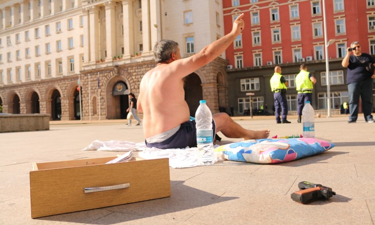 Изключително оригинално: Мъж по гащи полегна пред Министерски съвет (СНИМКИ) - Tribune.bg