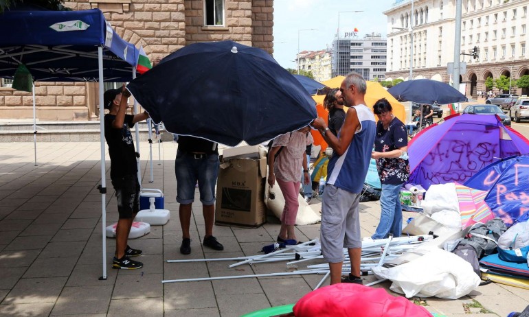 Струпаха нови палатки на тротоара пред Президентството (СНИМКИ) - Tribune.bg