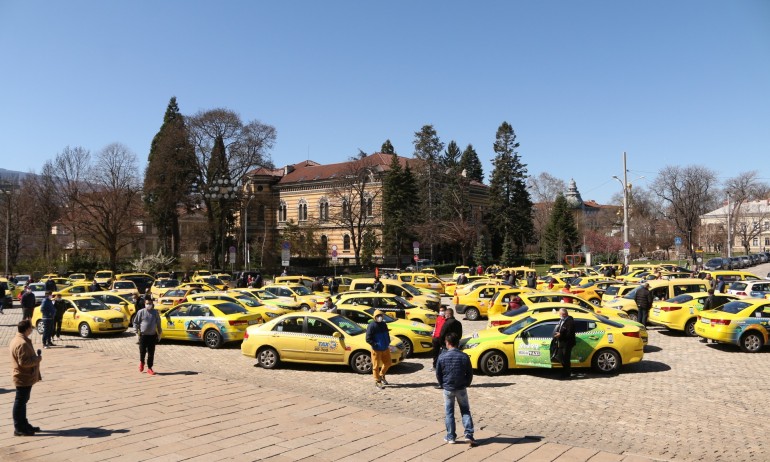 Таксиметровите фирми протестират, опасяват се от фалити (СНИМКИ) - Tribune.bg