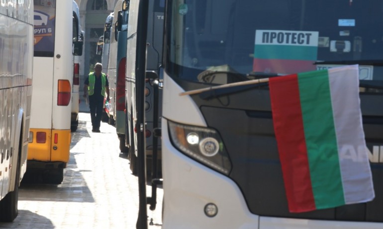 Превозвачите излязоха на протест, блокади има в столицата и други градове (СНИМКИ) - Tribune.bg
