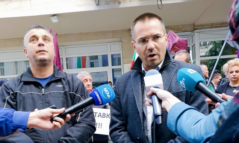 Напрежение пред Министерството на енергетиката: ВМРО опитаха да нахлуят в сградата (СНИМКИ) - Tribune.bg