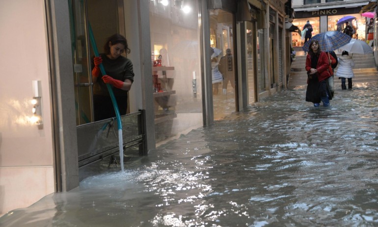 Опустошена Венеция чака ново наводнение (СНИМКИ) - Tribune.bg