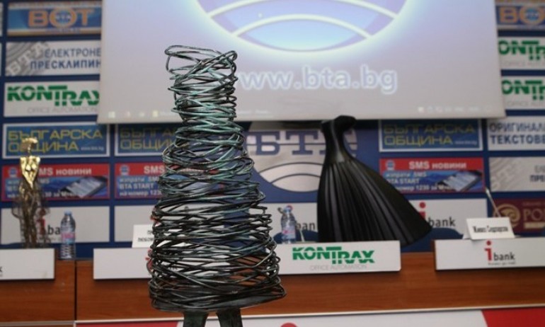 За първи път в България: Скулпторът Живко Седларски представя рокли от метал - Tribune.bg