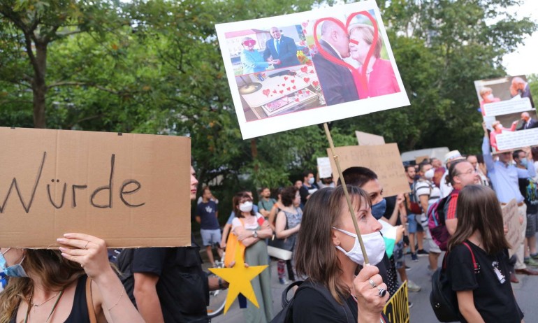 Протестът се събра пред германското посолство, за да питат защо се толерира Борисов (ГАЛЕРИЯ) - Tribune.bg