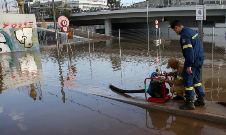 Проливните дъждове взеха жертва и причиниха хаос в Гърция (СНИМКИ) - Tribune.bg