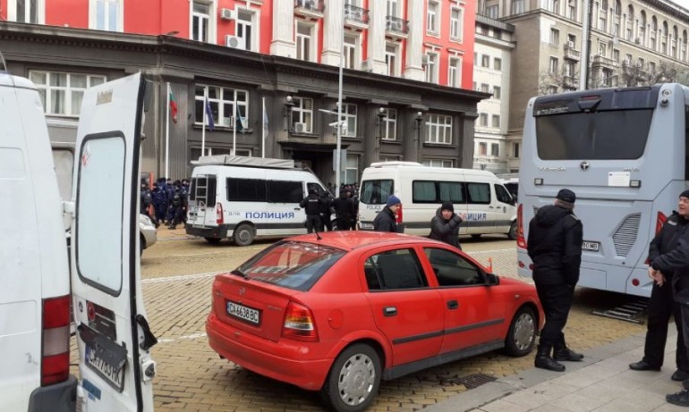 Рашков в пълна бойна готовност заради протестите: Метални огради, стотици полицаи и водни оръдия (СНИМКИ) - Tribune.bg