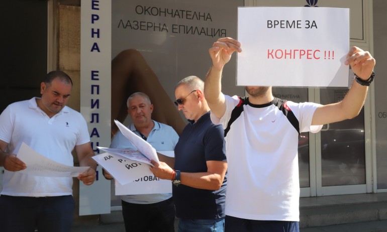 Социалисти на протест на Позитано, искат оставката на Нинова (ГАЛЕРИЯ) - Tribune.bg
