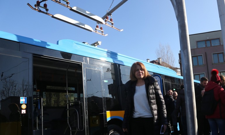 Фандъкова показа новите електробуси, те се движат по три линии - Tribune.bg