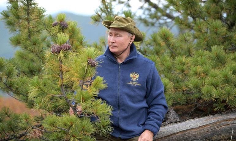 Путин бере гъби на рождения си ден високо в сибирските планини (ГАЛЕРИЯ) - Tribune.bg