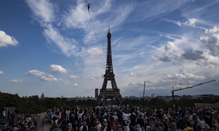 Смел французин удиви с разходка на въже от Айфеловата кула (ВИДЕО и СНИМКИ) - Tribune.bg