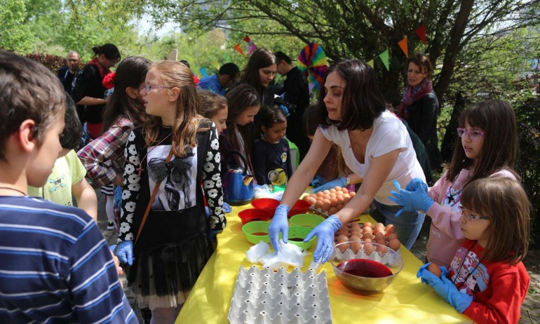 Деца боядисаха 500 пасхални яйца в столицата (ГАЛЕРИЯ) - Tribune.bg