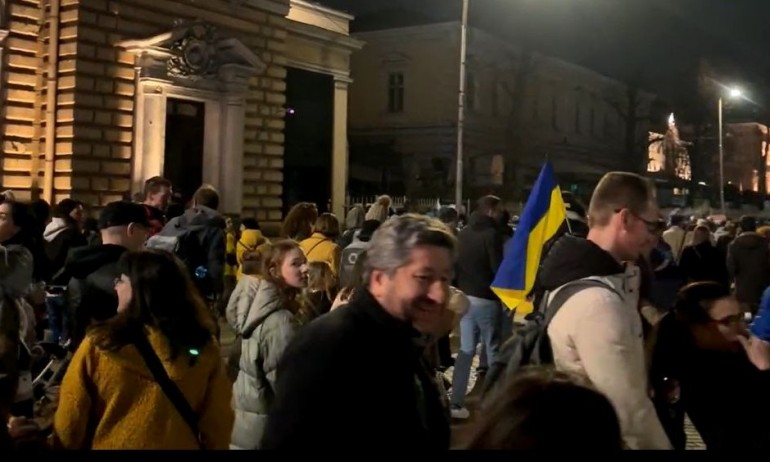 Министри на ДБ на шествие за Украйна с плакати срещу Нинова (СНИМКИ) - Tribune.bg