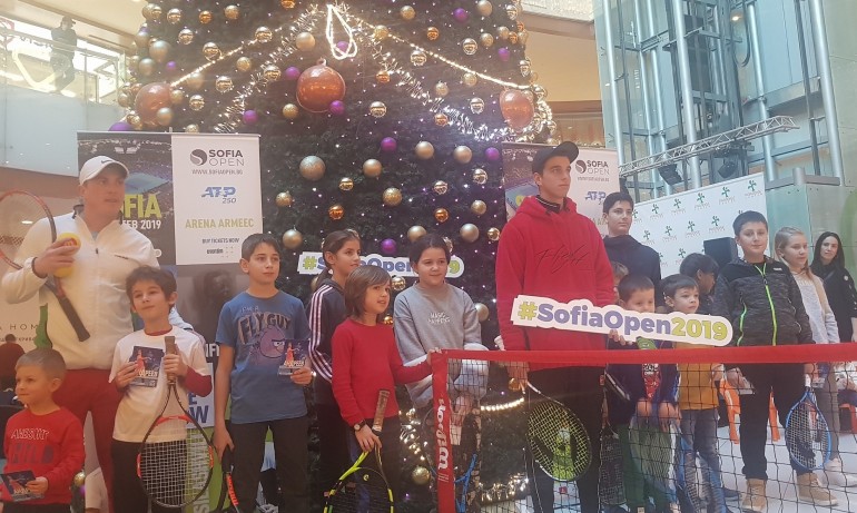 Адриан Андреев игра тенис с десетки деца под голяма коледна елха, покани всички на Sofia Open 2019 - Tribune.bg