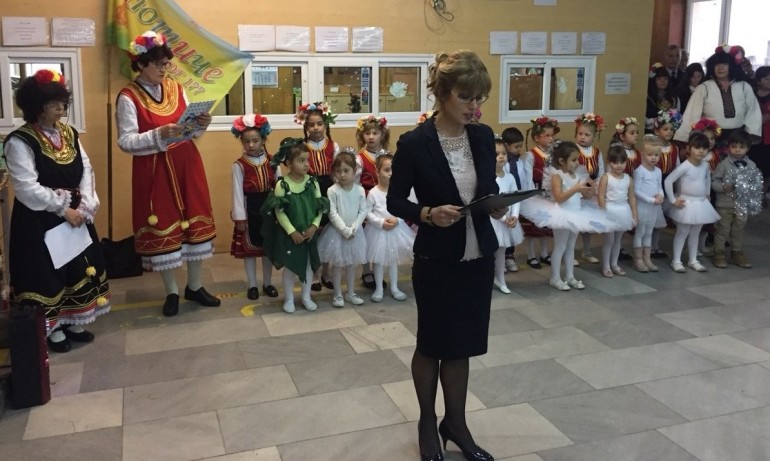 Трогателно: Полицаи танцуват с деца (ВИДЕО) - Tribune.bg