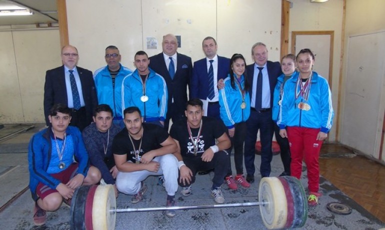 Министър Кралев посети спортните обекти в Търговище - Tribune.bg