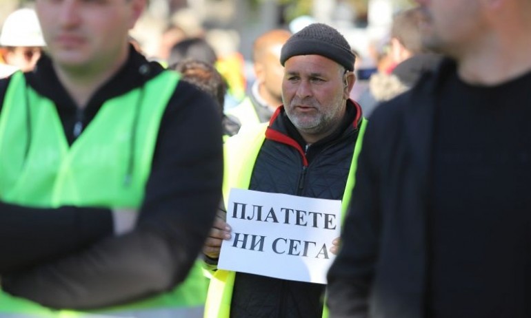 Строителите на протест пред НС: Некачествените ремонти са фалшива новина (СНИМКИ) - Tribune.bg