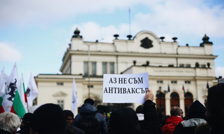 Напрежение пред парламента: Възраждане искат да влязат при депутатите (СНИМКИ) - Tribune.bg