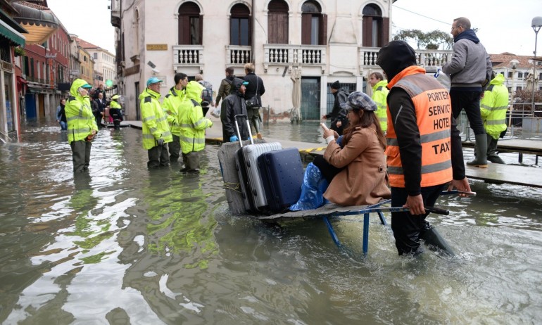 Опустошена Венеция чака ново наводнение (СНИМКИ) - Tribune.bg