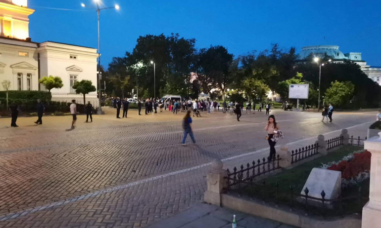 Протестът на управляващите срещу опозицията към 21 часа (ГАЛЕРИЯ) - Tribune.bg
