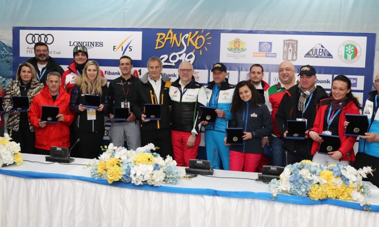 Министър Кралев с награда от организаторите на Световната купа по ски в Банско - Tribune.bg