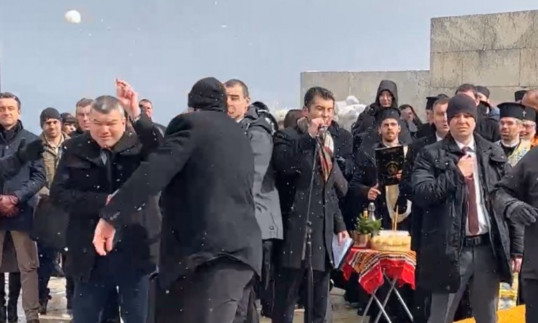 Посрещнаха Петков на Шипка с викове - Оставка, предатели, целиха го със снежни топки (СНИМКИ) - Tribune.bg