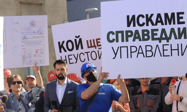 Служители на Артекс Инженеринг протестираха пред МРРБ заради Златен век - Tribune.bg