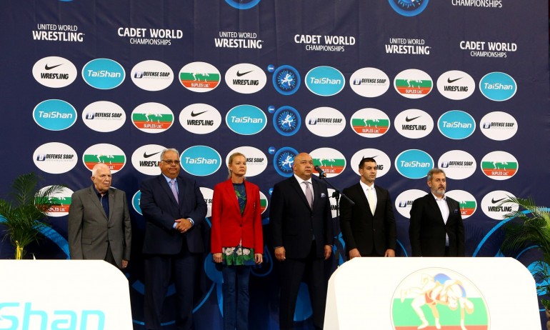 Министър Кралев участва в откриването на Световното първенство по борба за кадети - Tribune.bg