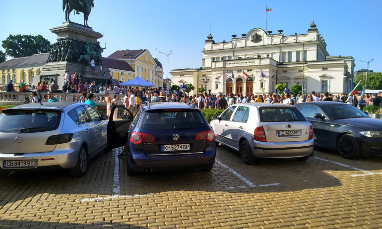 Привържениците на правителството се събраха пред Народното събрание - Tribune.bg