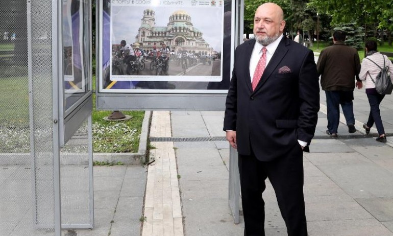 Министър Кралев посети изложбата на спортния фотограф Иван Йочев - Tribune.bg