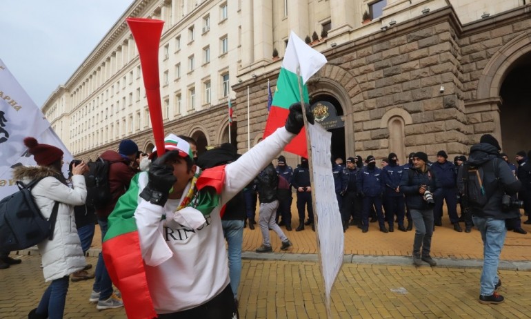 Протести под прозорците на властта, центърът на София беше блокиран с часове (ВИДЕА+СНИМКИ) - Tribune.bg