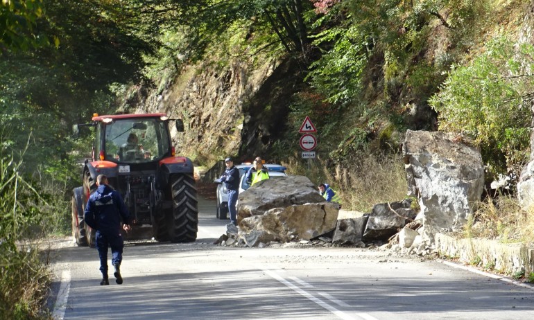 15 тона скали паднаха на пътя за Рилския манастир - Tribune.bg