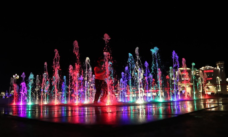 В Дубай заработи най-големият фонтан в света (СНИМКИ) - Tribune.bg