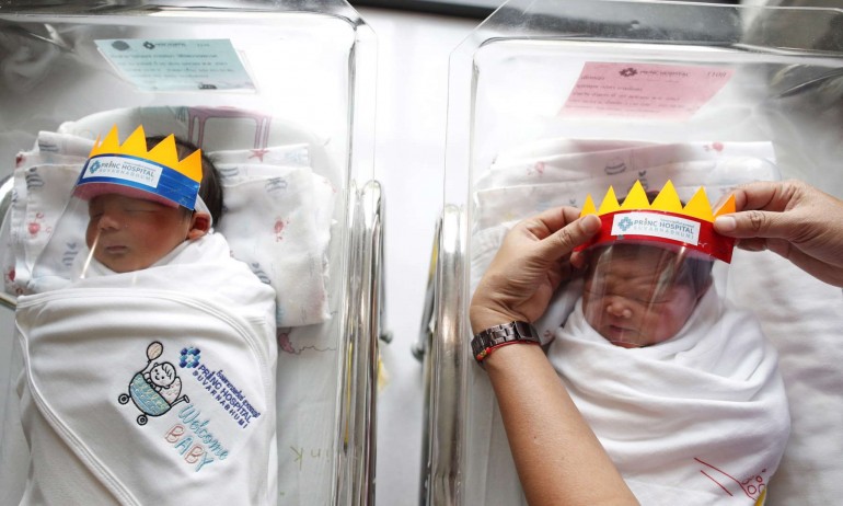 Защита: В Тайланд и новородените в болниците са с шлемове (ГАЛЕРИЯ) - Tribune.bg