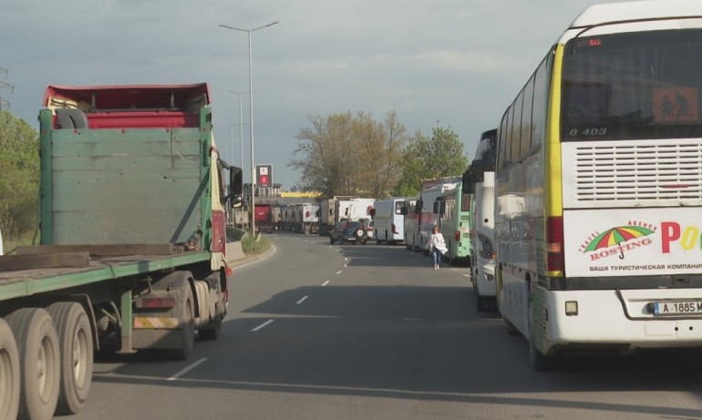 Превозвачите излязоха на протест, блокади има в столицата и други градове (СНИМКИ) - Tribune.bg