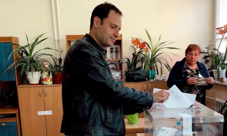 Кой как гласува – машина или хартиена бюлетина избраха кандидатите на БСП на 26 май? (СНИМКИ) - Tribune.bg