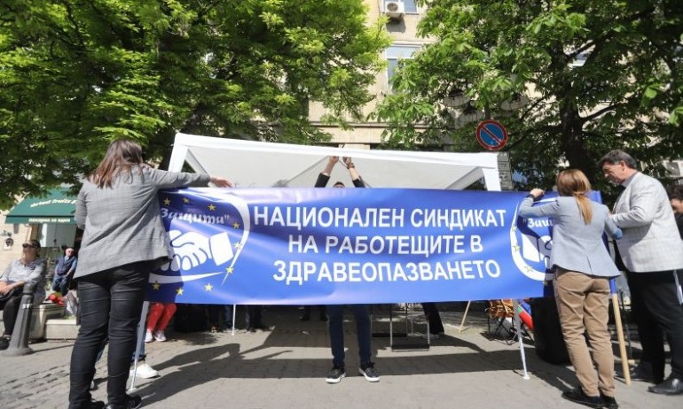 Медици на протест, опънаха палатков лагер пред здравното министерство - Tribune.bg