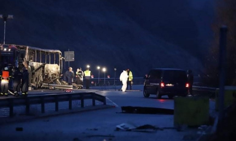 Тежка катастрофа на АМ Струма със запален пътнически автобус, 45 души са загинали (ОБНОВЕНА/СНИМКИ) - Tribune.bg