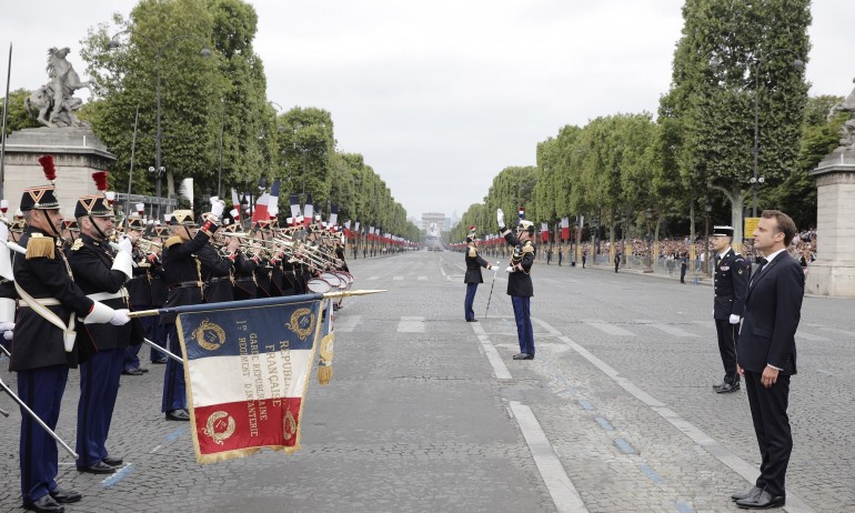 С грандиозен парад в Париж отбелязват Деня на Бастилията (СНИМКИ) - Tribune.bg