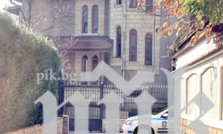 Патрулка стои пред огромната къща на Рашков (СНИМКИ) - Tribune.bg
