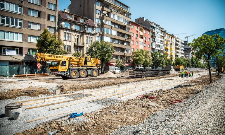 Започна монтажът на релсовия път на трамваите от площад Македония до Руски паметник - Tribune.bg