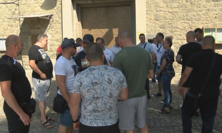 Надзиратели, съдебни охранители и полицаи излязоха на протест (СНИМКИ) - Tribune.bg