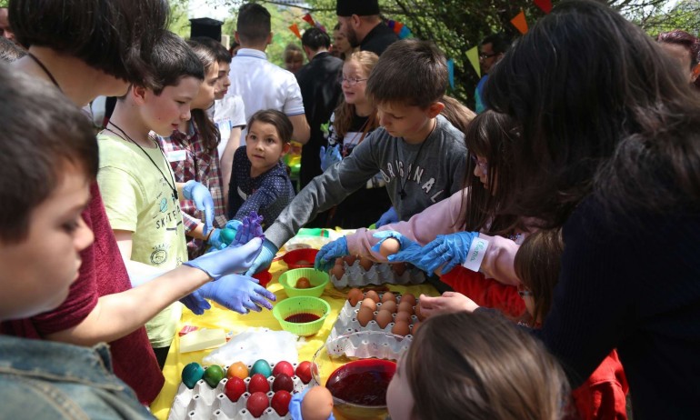 Деца боядисаха 500 пасхални яйца в столицата (ГАЛЕРИЯ) - Tribune.bg